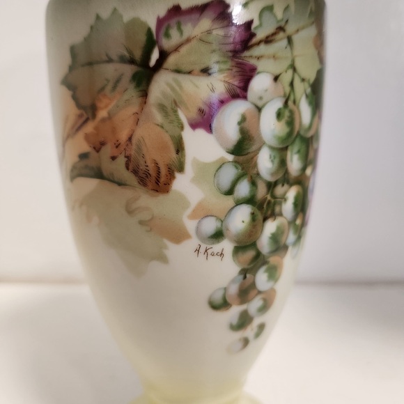Vintage PORCELAIN BAVARIA VASE WITH GRAPES LEAVES VINEYARD - Picture 5 of 6